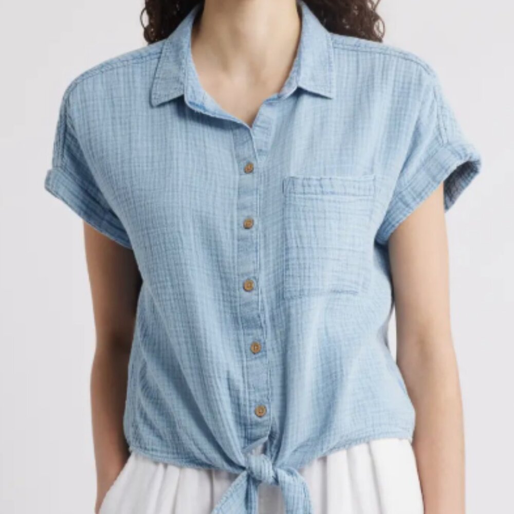 Robert Louis Chambray Blue Woven Lightweight Short Sleeve Button Down Top